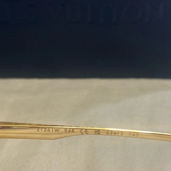 Louis Vuitton Gold and Black Aviator Sunglasses for Men’s - Picture 8 of 14